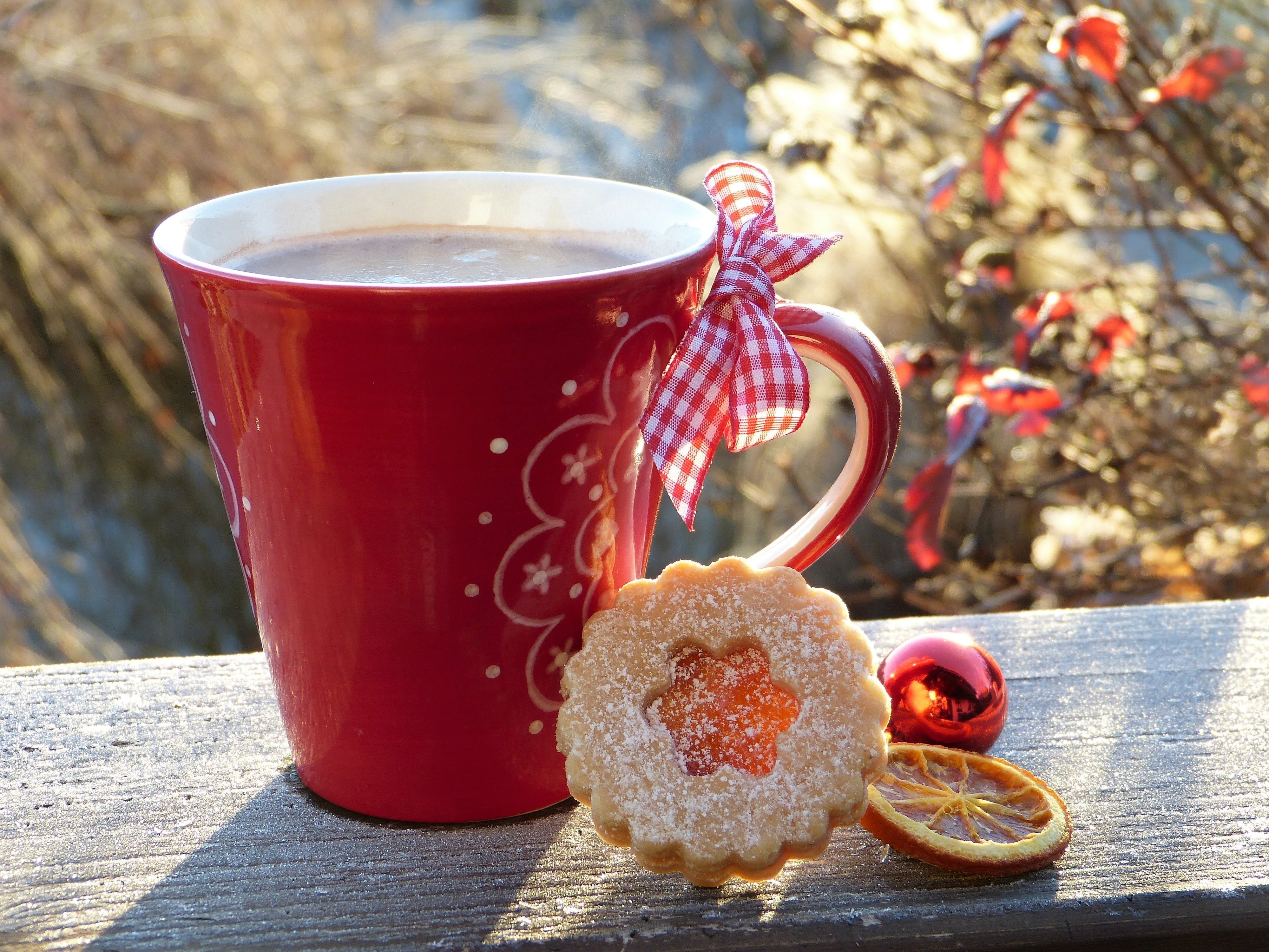 Доброе утро красивый снег. Чай зимний. Снежное утро. Утро кофе снег. Чашка чая зимой.