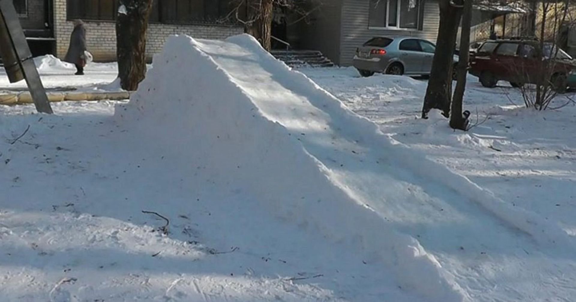 Барнаулец своими руками создал снежный городок для детей
