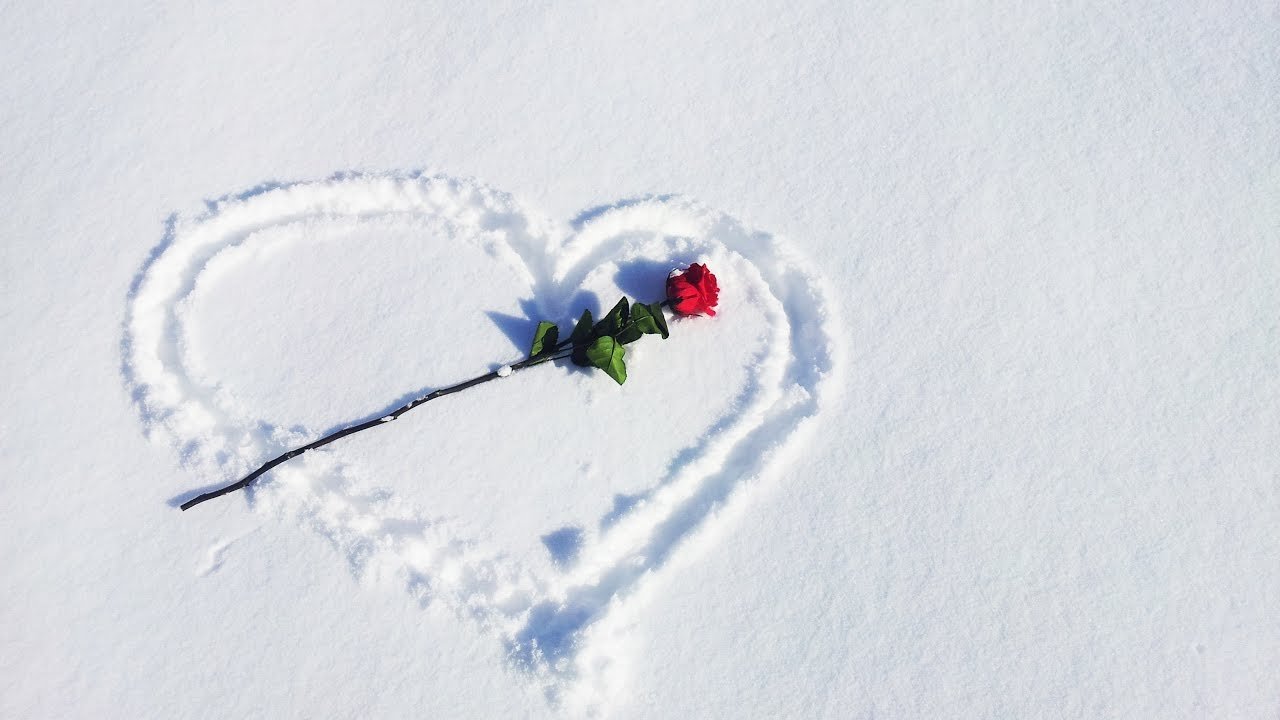 Зама сердце. Сердце из снега. Сердце на снегу. Сердечко на снегу.