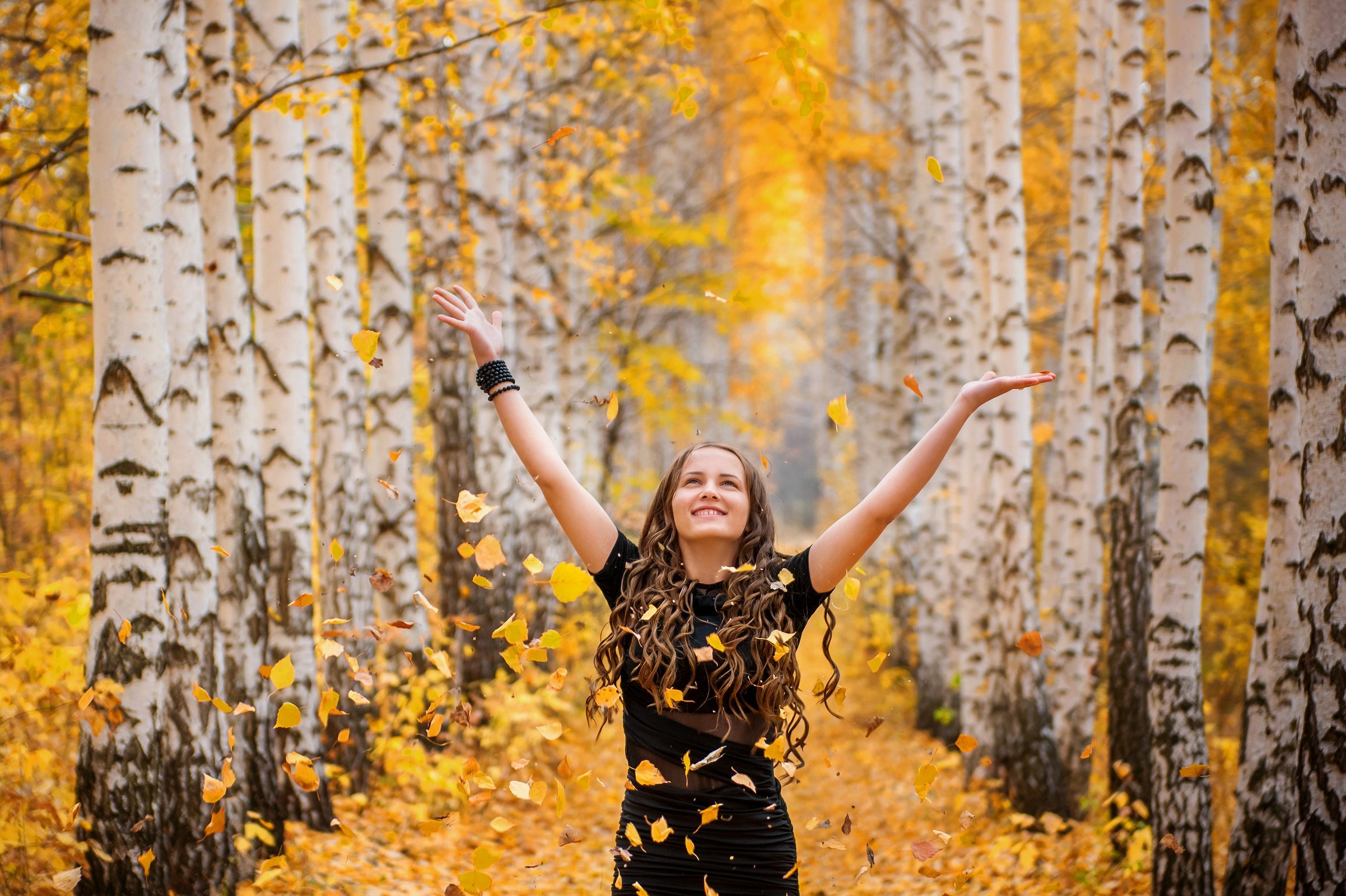 Ловлю и мне так нравится. Золотая осень девушка. Осенняя радость. Листопад и женщина. Осенний листопад и девушка.