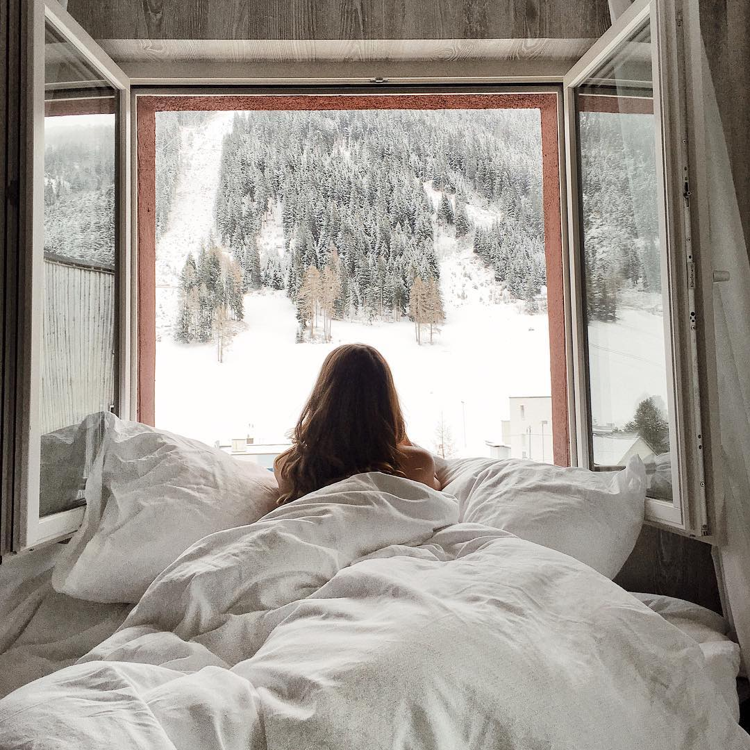 Сон в доме на улице. Зимнее окно. Утро окно. Зимний вид из окна. Кровать у окна.
