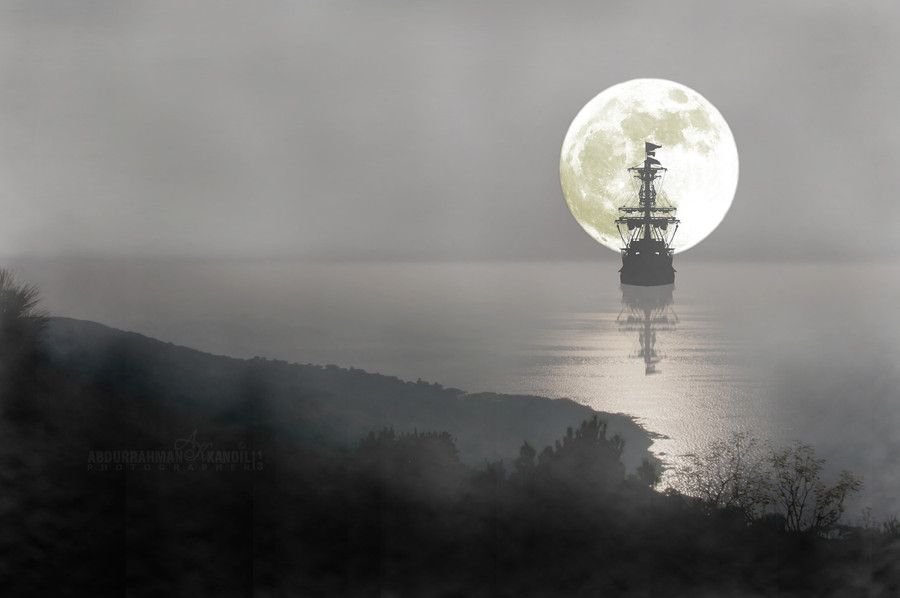 Корабль на Луне. Парусник и Луна. Фото корабль на фоне Луны. Парусник под луной.