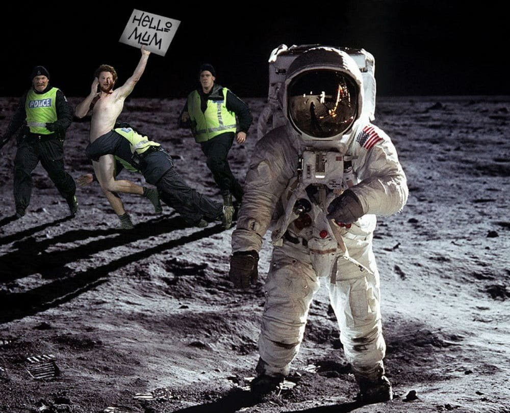 First moon landing. Moon landing Hoax. Астронавты на Луне. Космонавт на Луне. Космонавт на Луне фото.