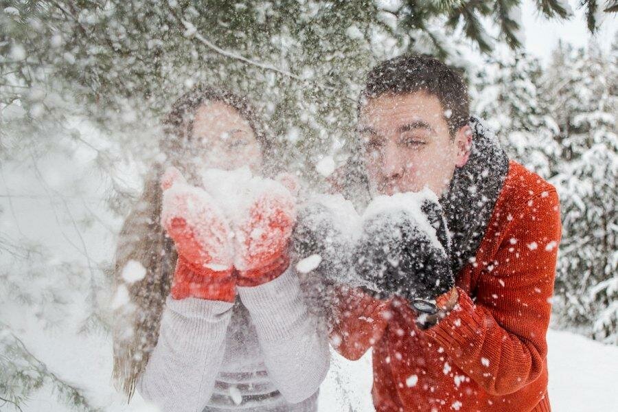 Падает снег на плече песня. Пара зимой. Влюбленные в снегу. Зима любовь. Двое на снегу.