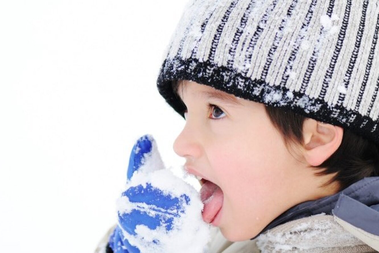Можно снежок ребенка. Кушать снег. Мальчик ест снег. Ребенок ест снег. Дети едят снег картинки.