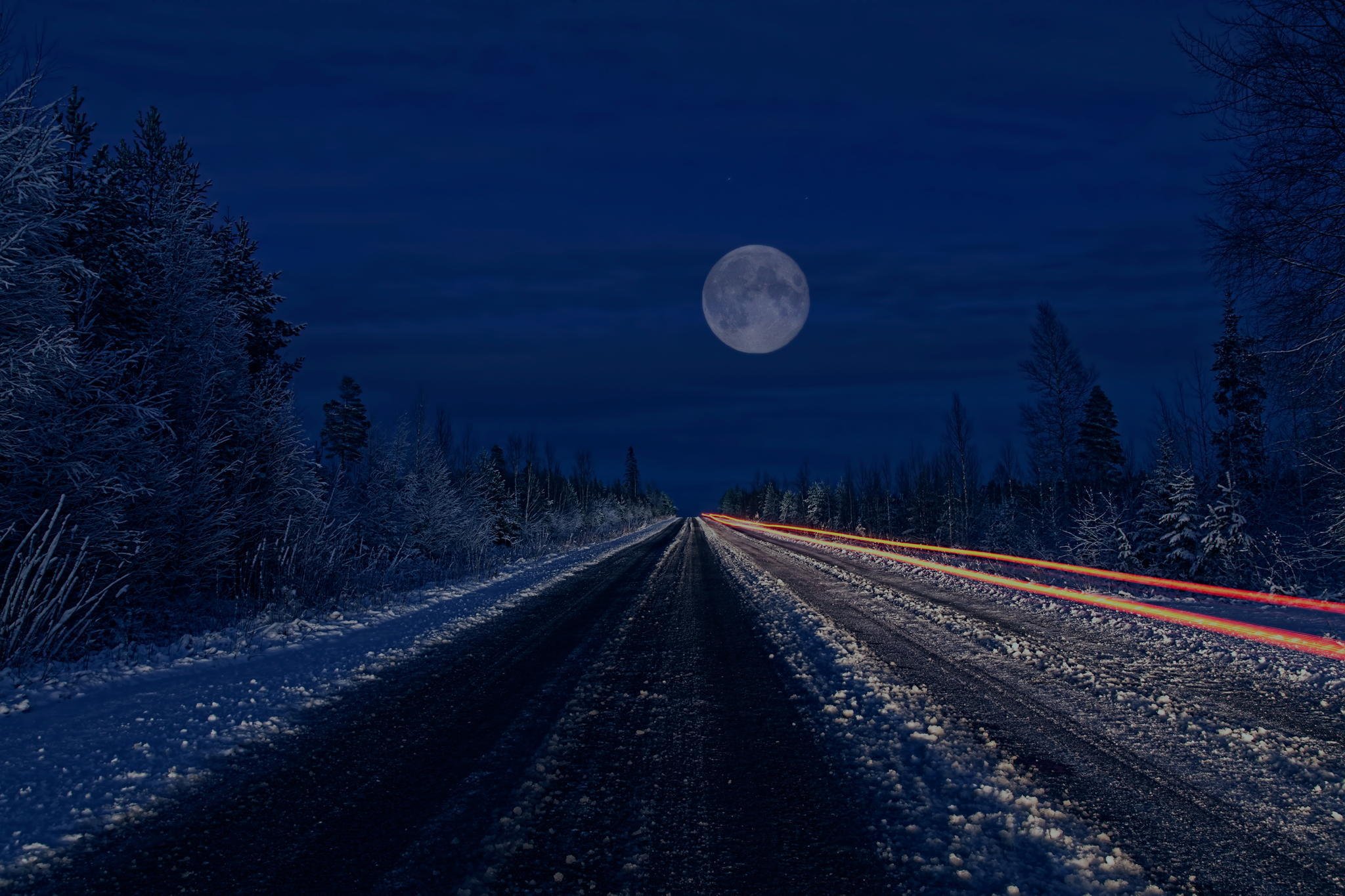 Долгая дорога и луна. Дорога ночью. Зимняя трасса ночью. Зимняя ночь. Дорога зима ночь.