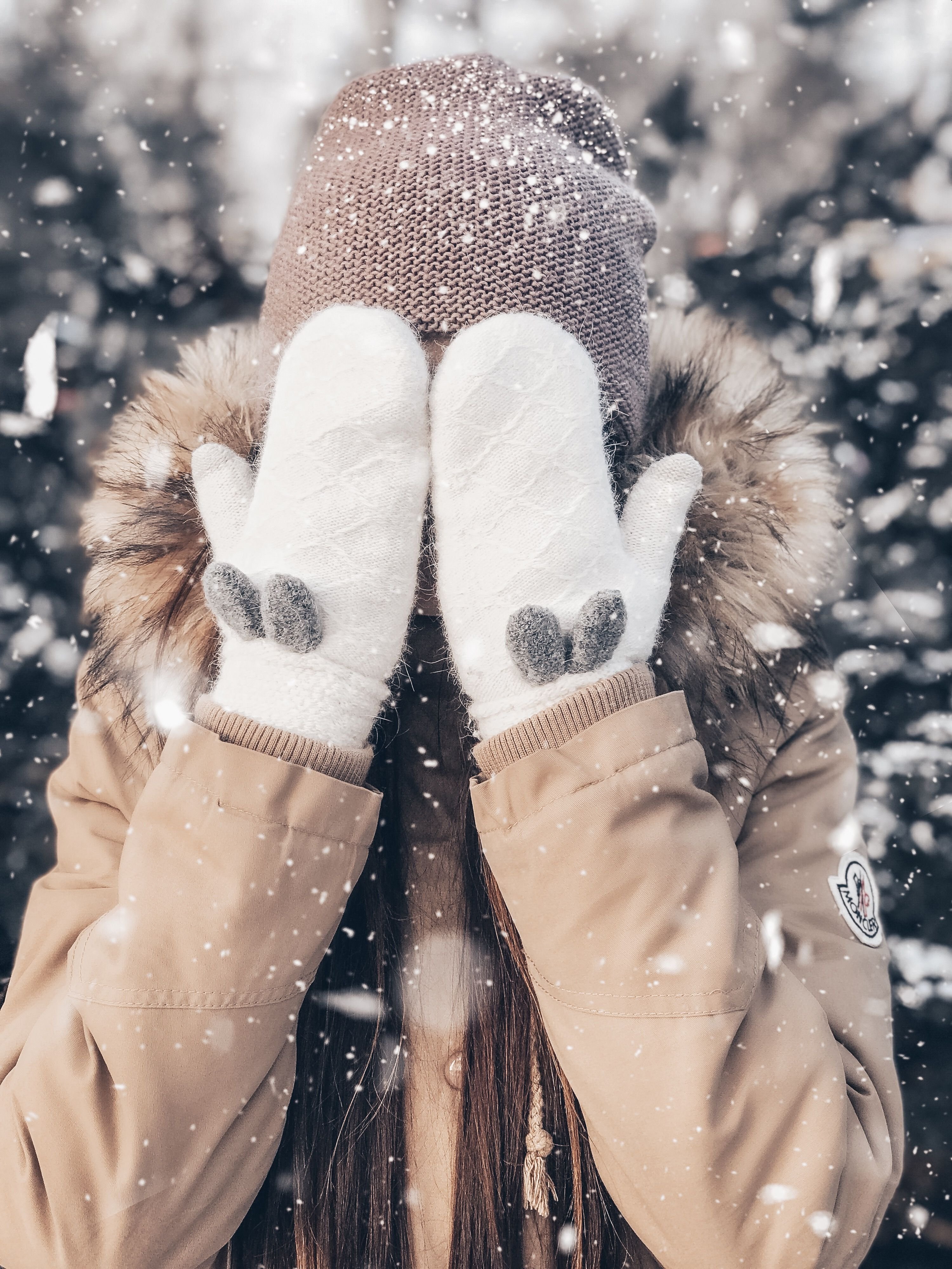 Девушка на снегу | Премиум Фото