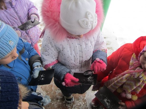 Смешные видео приколы о воспитателях детского сада гуляющих в снегу