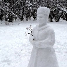 Фигура Снегурочки из снега