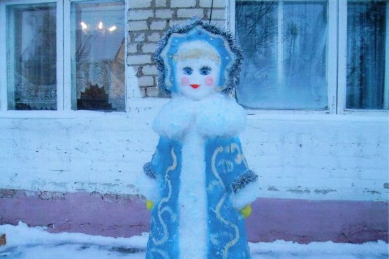 Фигура Снегурочки из снега