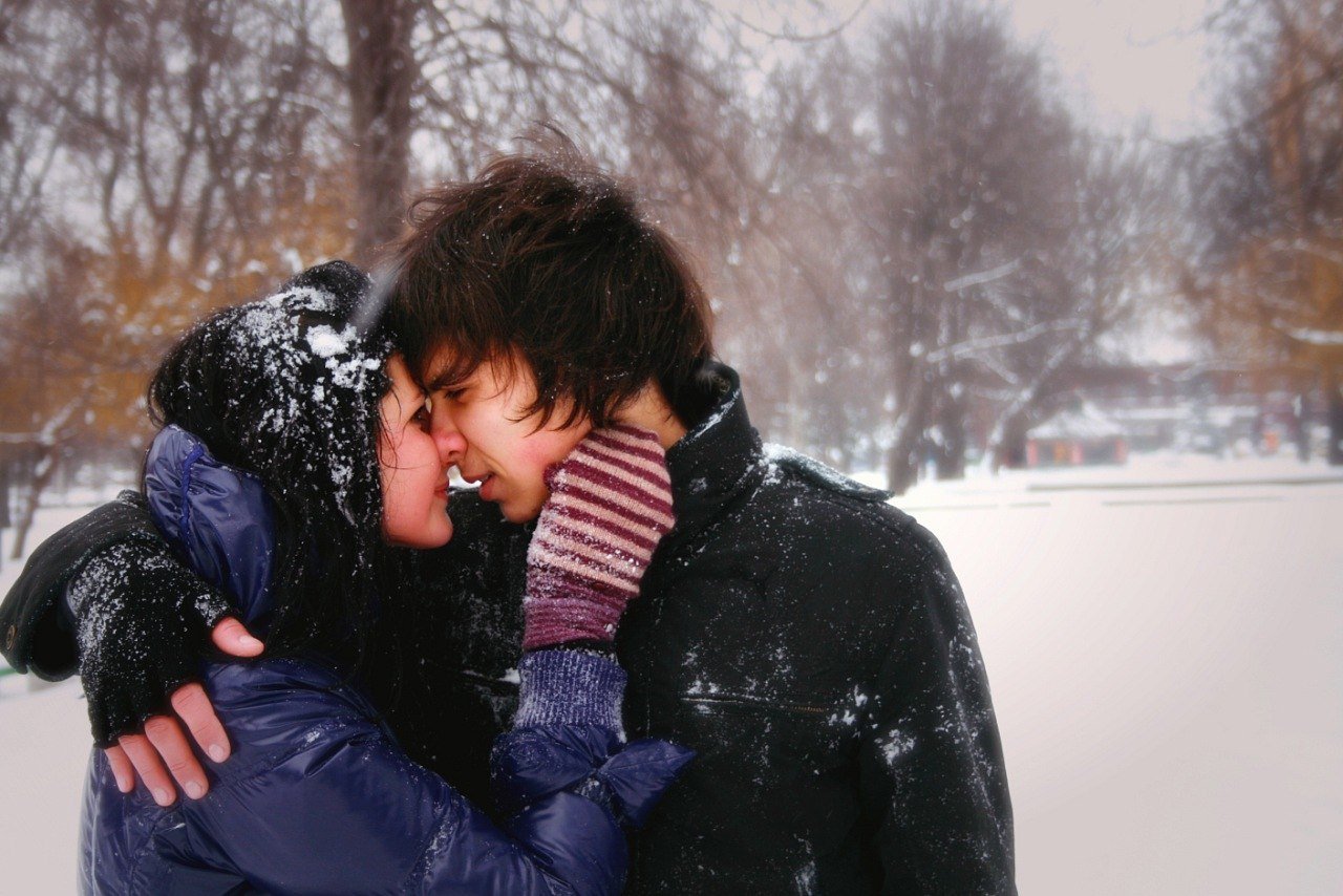 Пары 15 16 лет. Зимний поцелуй. Зимние объятия. Парень обнимает девушку зимой. Влюбленные в снегу.