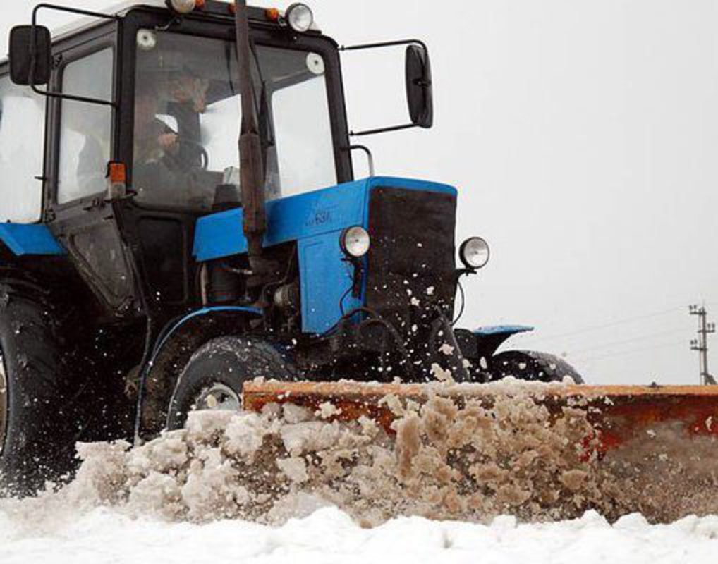Трактора чистят дороги. Трактор МТЗ 82 убирает снег. МТЗ 82 зима. Трактор МТЗ 82 уборка снега. Отвал на МТЗ 82.
