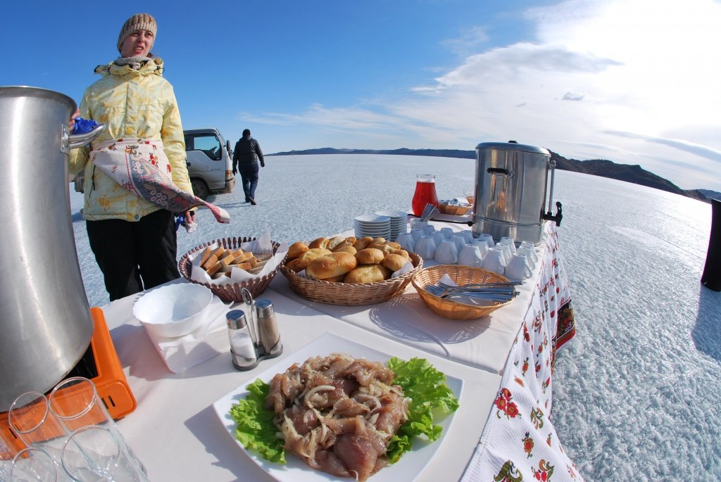 Зима обед. Пикник зимой на природе. Обед зимой на природе. Пикник на Байкале летом. Еда на природе зимой.