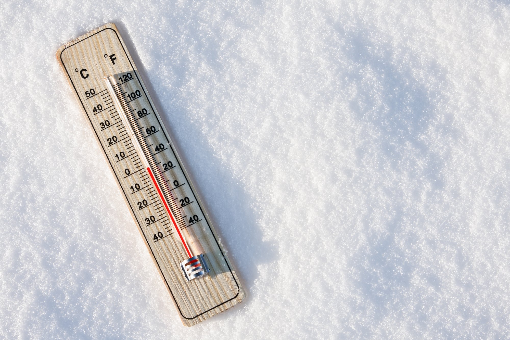 Где в тайге самые низкие температуры зимой. Термометр в снегу. Термометр зима. Термометр уличный зима. Термометр холод.