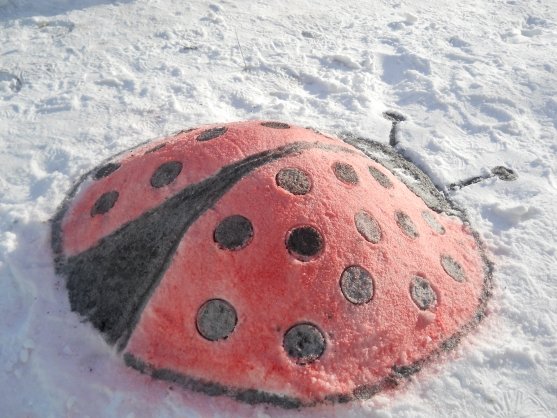 Фигуры из снега Божья коровка