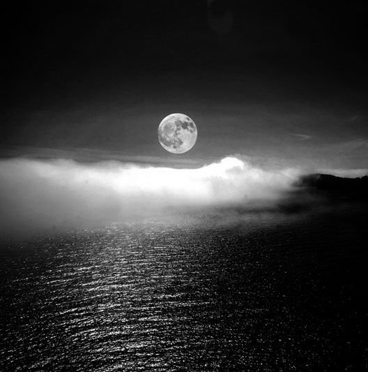 Отражение Луны в воде