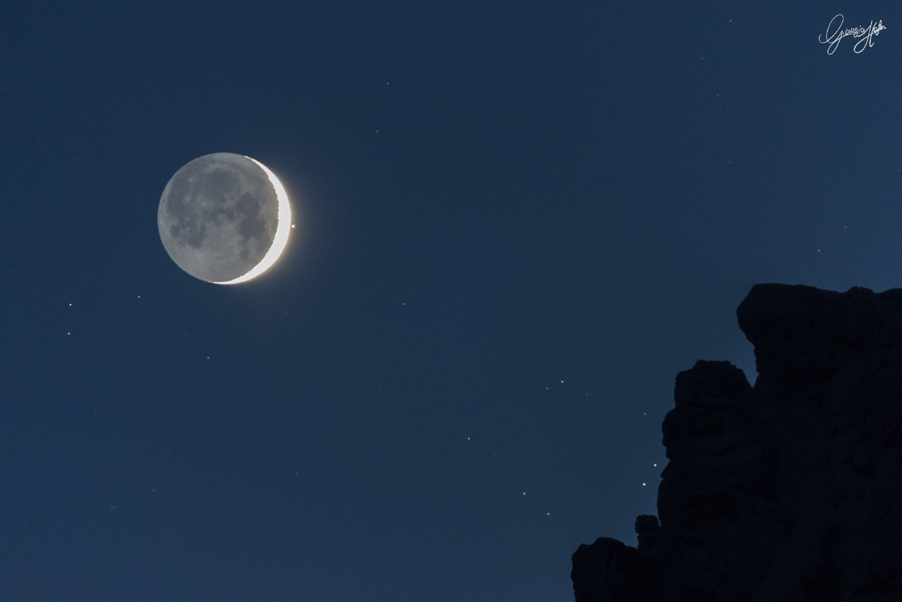 Новый месяц луна. Молодая Луна. Серп Луны. Месяц на небе. Узкий серп Луны.