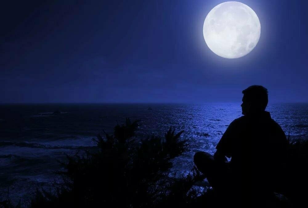Картинки луны человек. Луна. Одиночество в ночи. Лунная ночь. Луна одиночество.