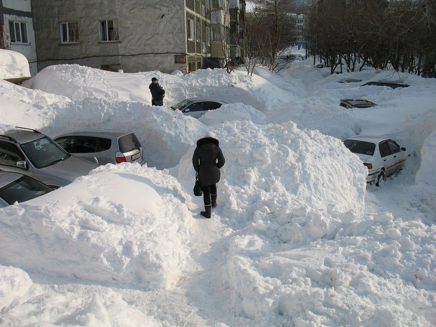Очень большие сугробы. Петропавловск-Камчатский сугробы. Много снега. Снежные заносы на Камчатке. Замело снегом.