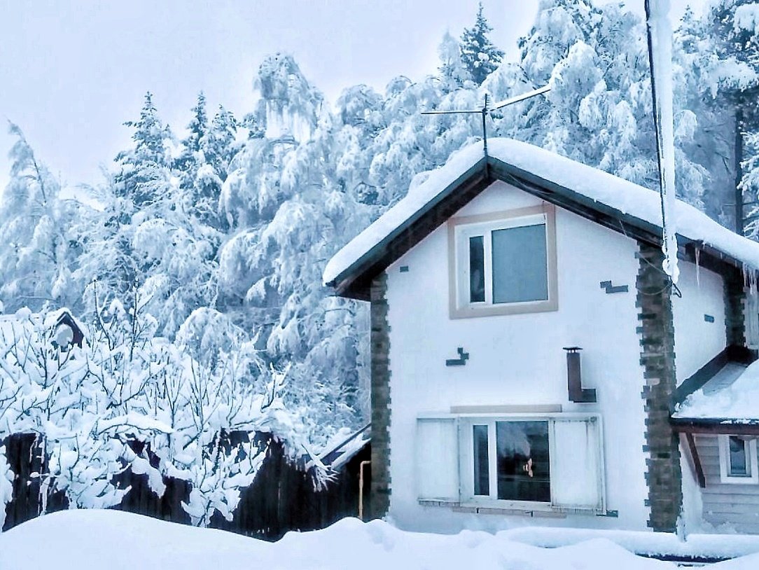 Снежка домики. Заснеженный дом. Коттедж зимой. Коттедж в снегу. Домик в снегу.