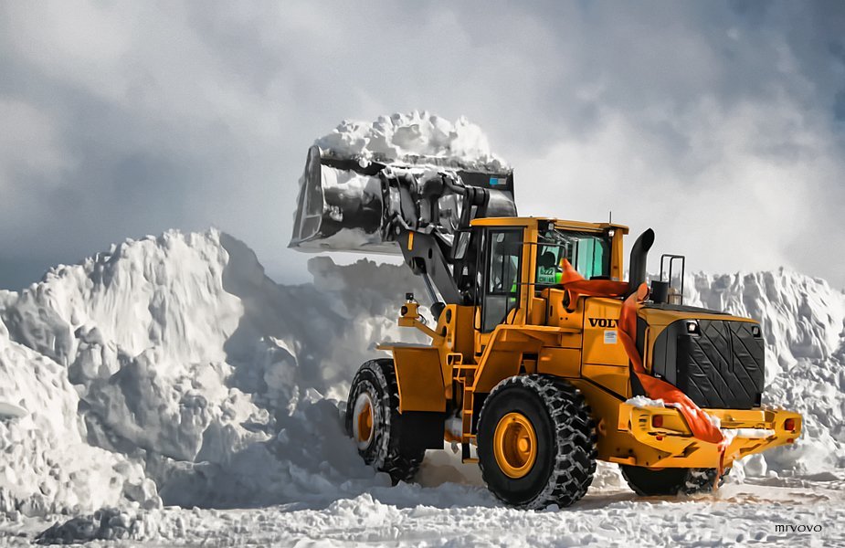 Трактора чистят дороги. Трактор зимой. Трактор снег. Трактор убирает снег. Трактор расчищает снег.