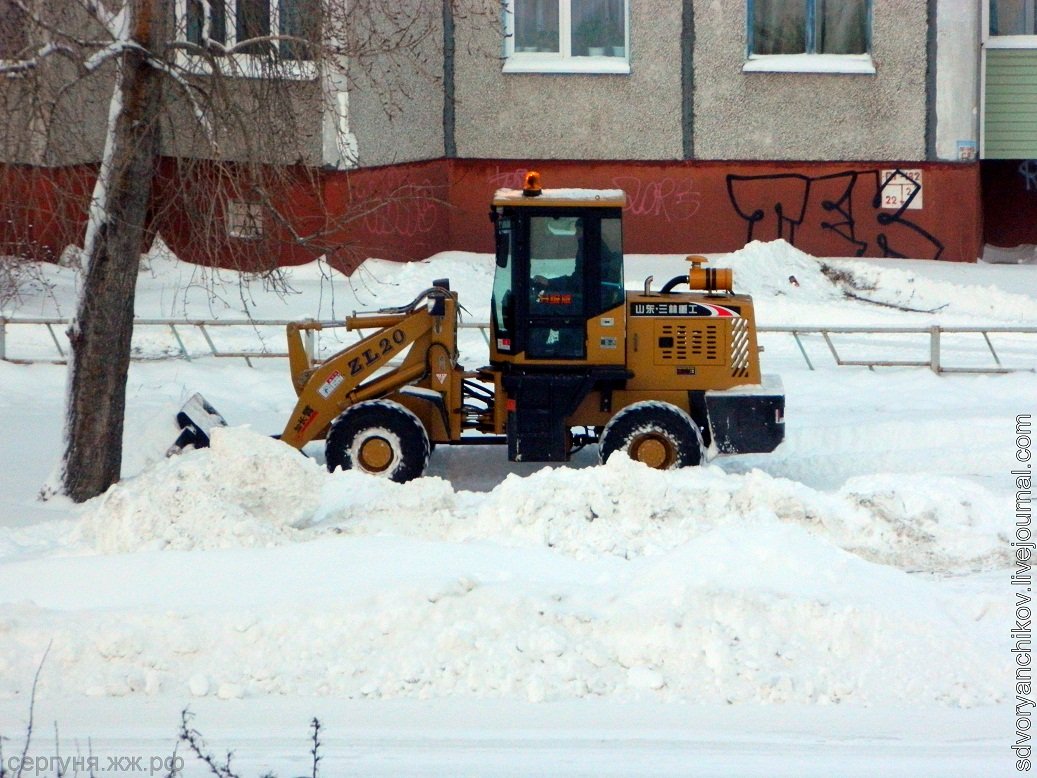 Трактора чистят дороги. Снегоуборочная машина грейдер. Грейдер для уборки снега. Трактор для уборки снега. Трактор для чистки снега.