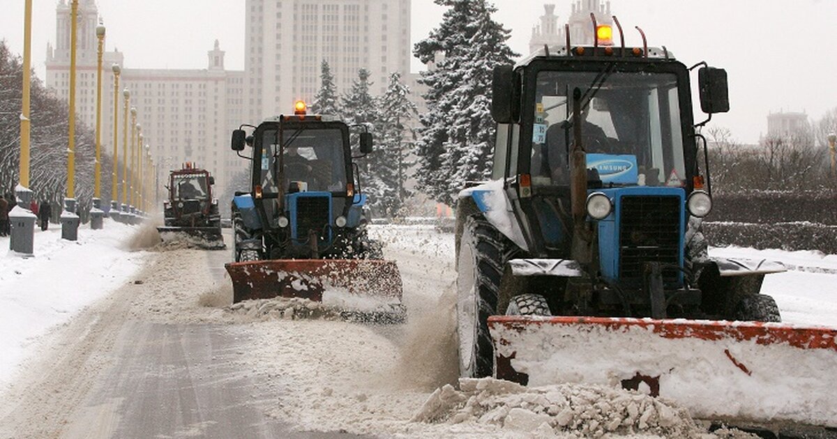 Тракторист мтз вакансии москва. Трактор МТЗ 82 уборка снега. Трактор с щеткой и отвалом. МТЗ 82 С отвалом и щеткой. МТЗ С щеткой и отвалом.