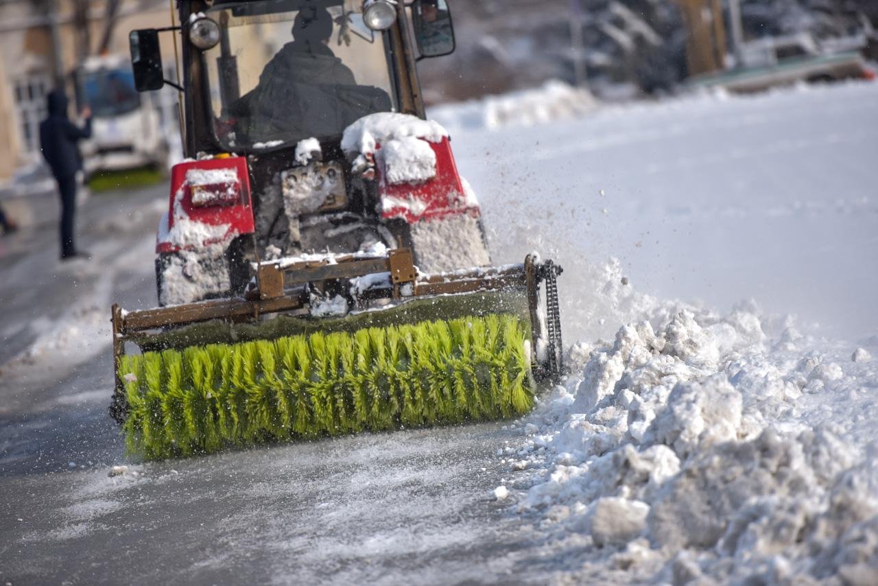Игра трактора чистят снег. Трактор для чистки тротуаров. Трактор для уборки снега. Маленький трактор для уборки снега. Трактор для расчистки автодорог.