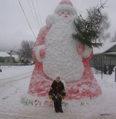 Снежная скульптура Деда Мороза