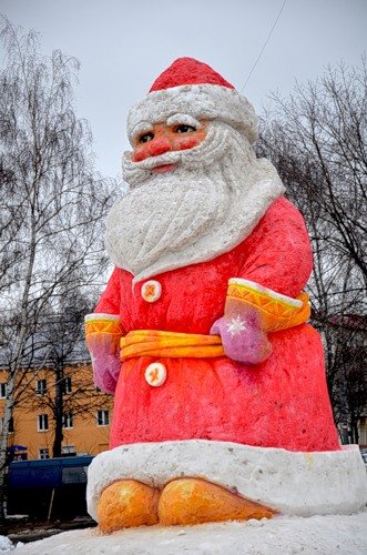 Снежная фигура Деда Мороза