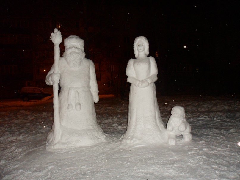 Снег снеговик снегурочка. Снежные фигуры Деда Мороза и Снегурочки. Фигура Снегурочки из снега. Снегурочка Снежная фигура. Снежные фигуры дед Мороз и Снегурочка.