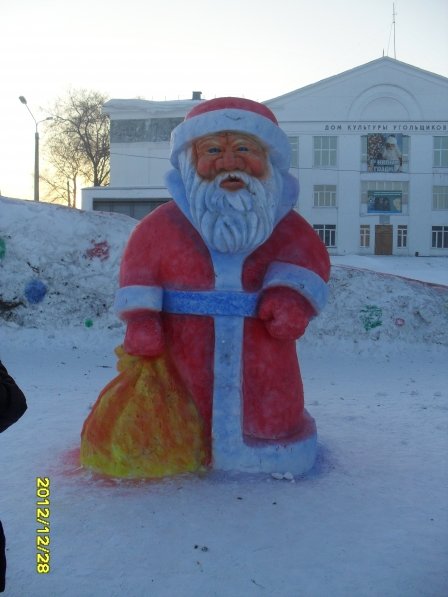 Фигура Деда Мороза из снега