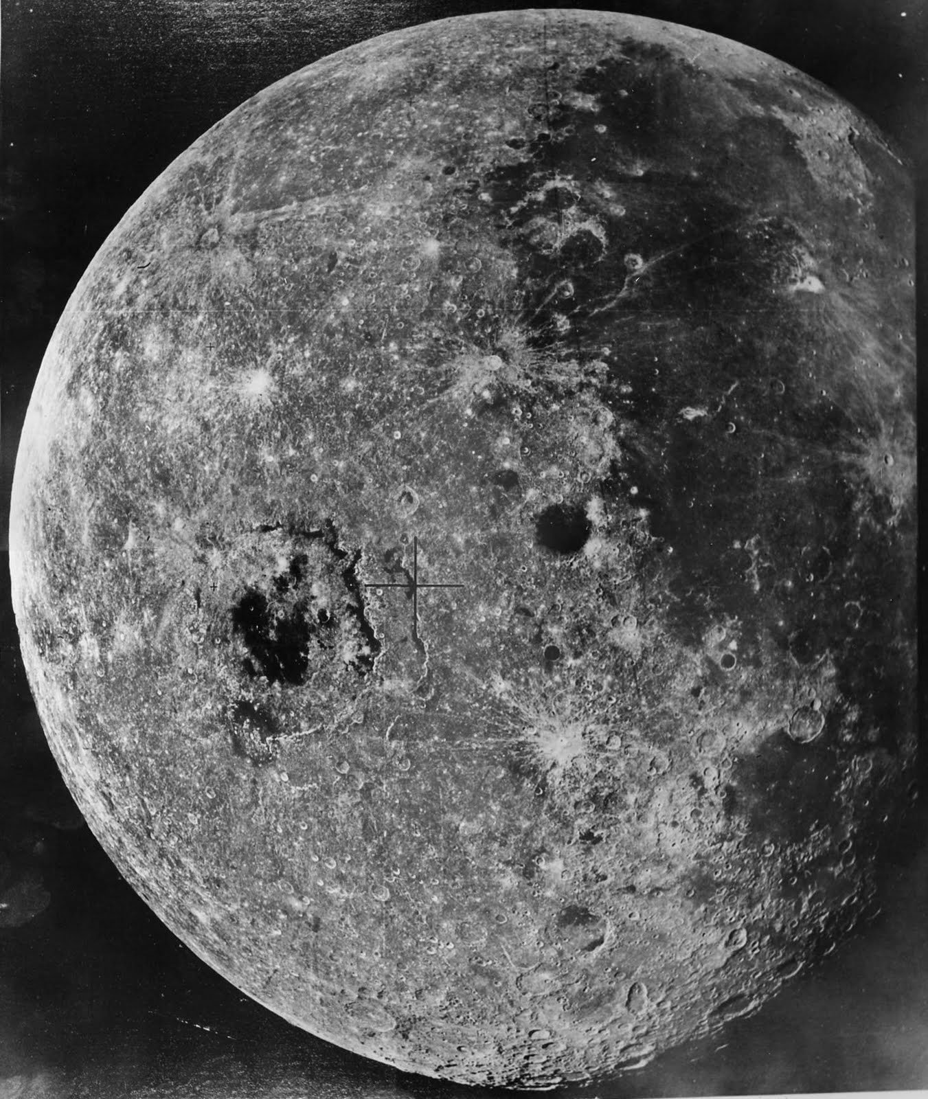 Первые снимки обратной стороны луны