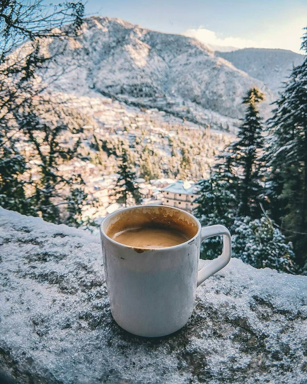 Снежок утром. Снежное утро. Зимнее утро. Чашка кофе зима. Доброе зимнее утро.