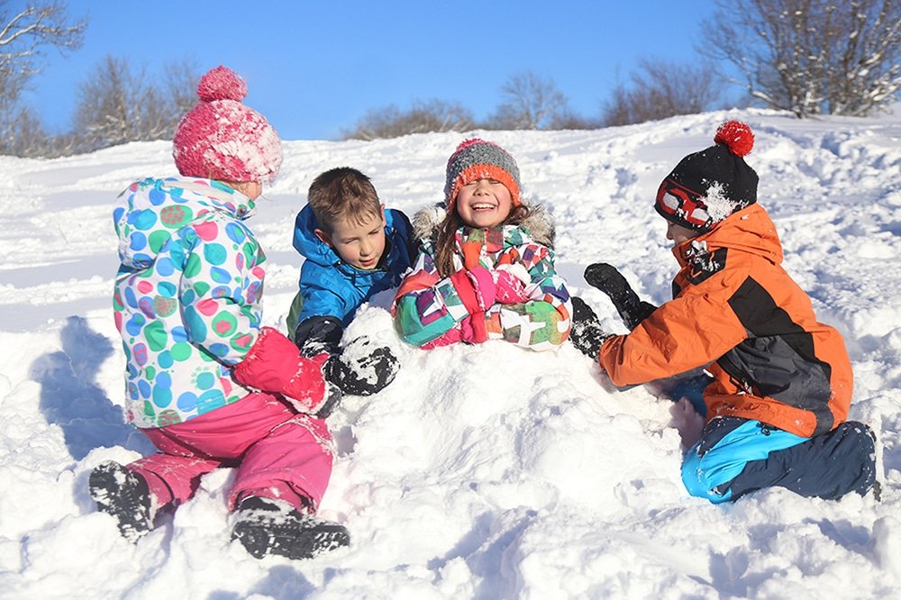 Играем со снегом. Дети играют в снегу. Дети снежки. Дети играющие в снежки. Дети зима снежки.