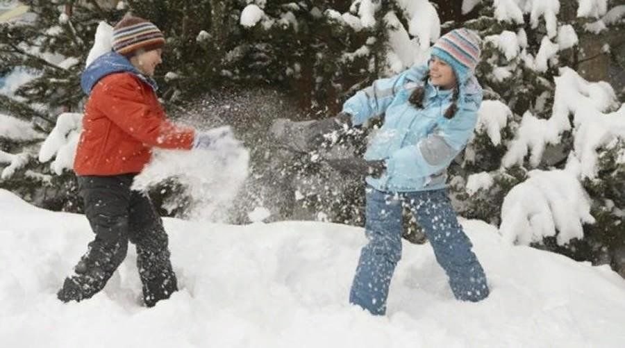 Играем со снегом. Дети играют в снежки. Снежные забавы для детей. Дети кидаются снежками. Игры зимой.