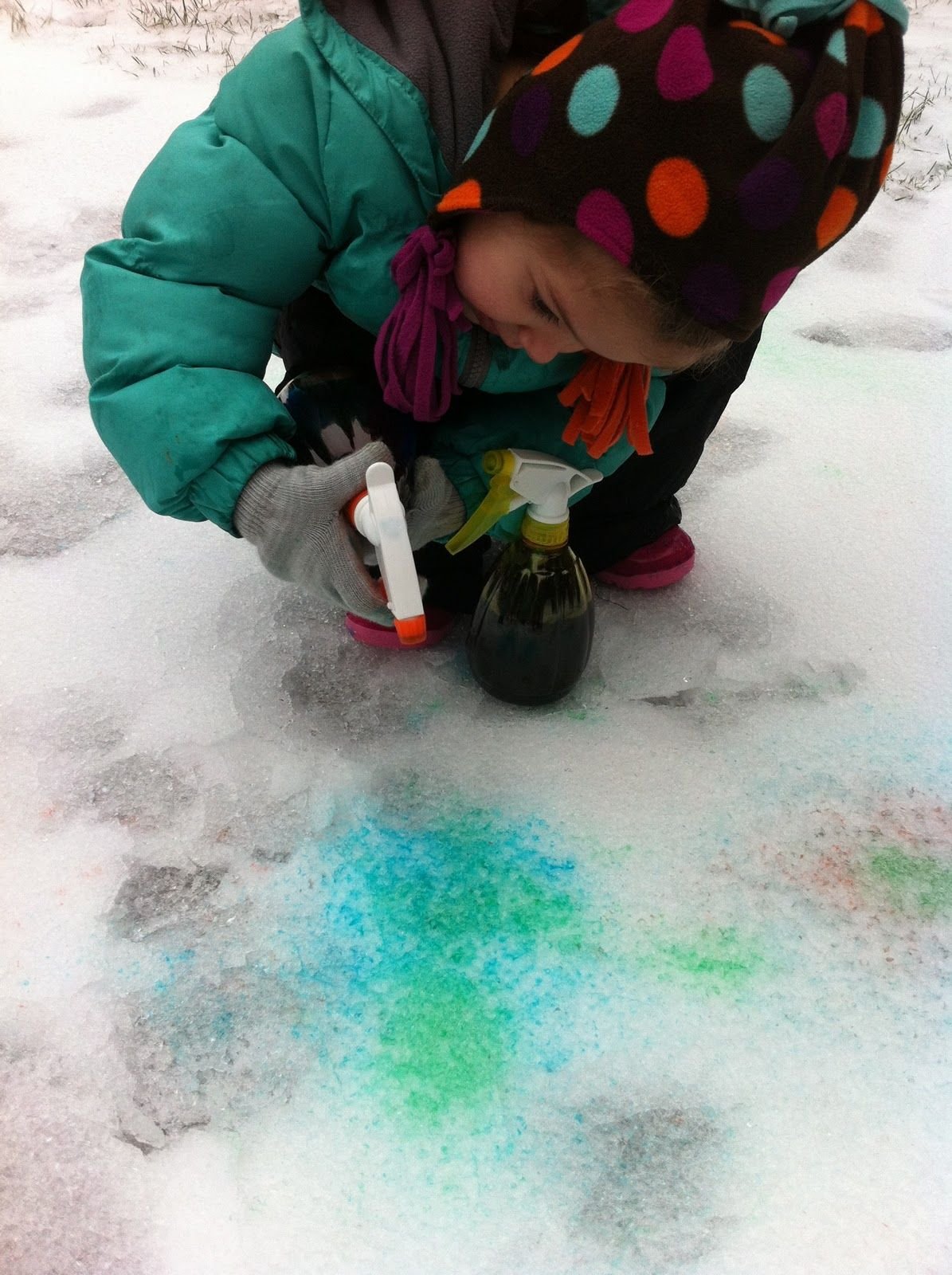 Играем со снегом. Цветной лед для улицы. Цветной снег. Зимние игрушки для детей. Зимние игрушки для детей на улице в детском саду.