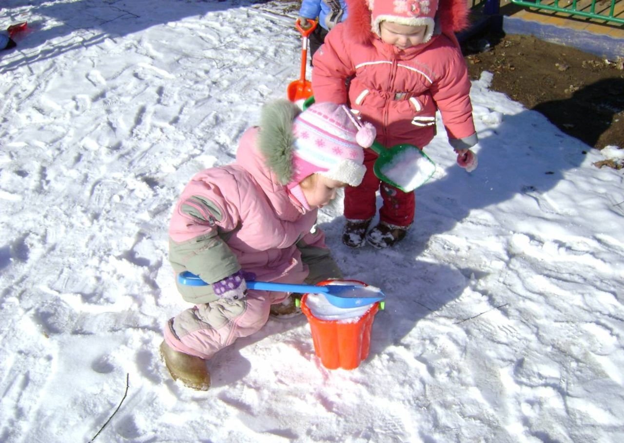 Трудовая деятельность на прогулке в старшей группе. Дети в детском саду зимой. Зимние игры для детей на улице. Дети на прогулке в детском саду. Дети на прогулке в детском саду зимой.