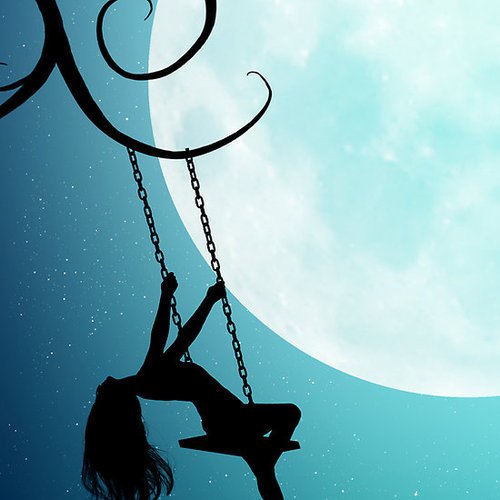 Девушка на качелях тень