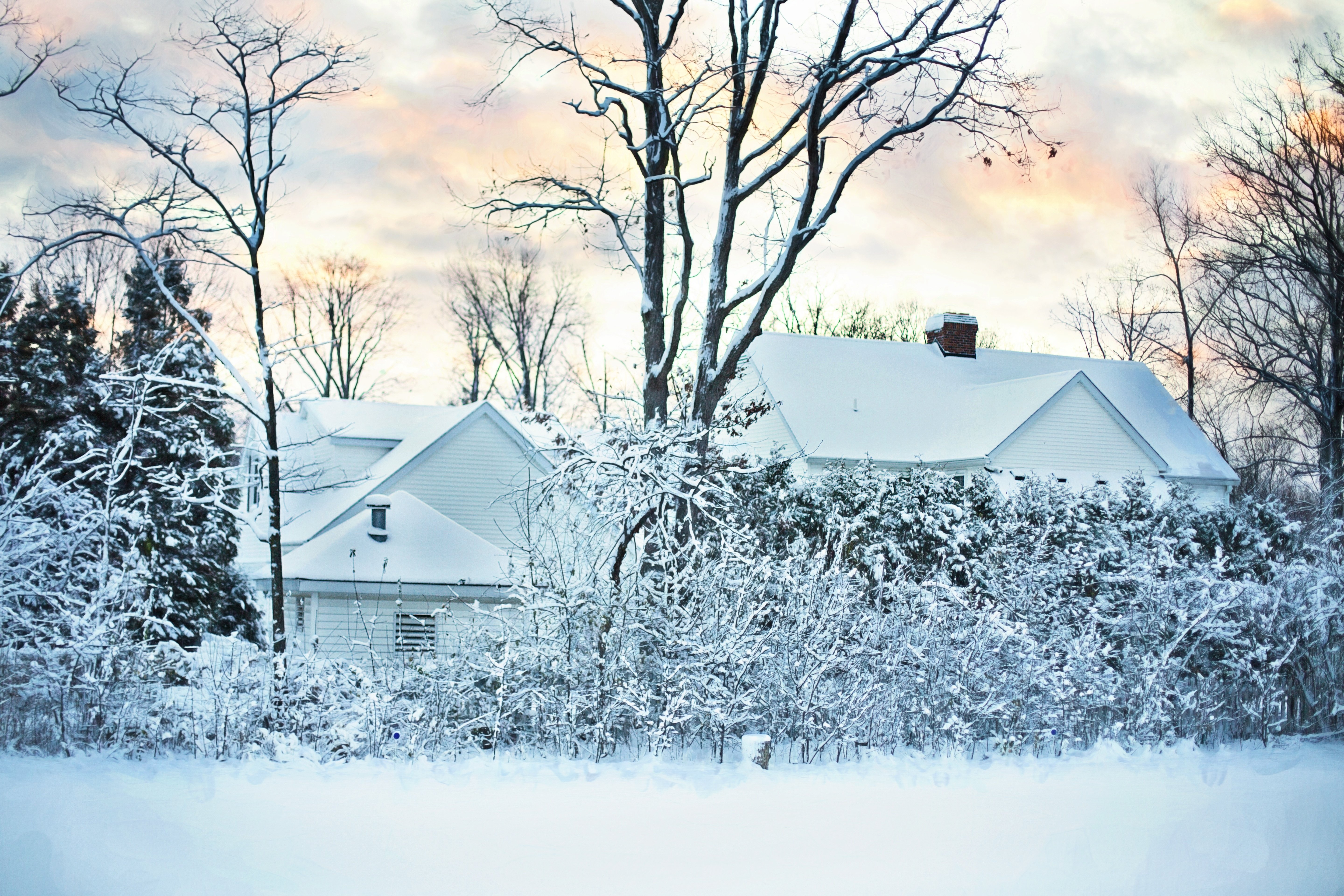 Снегом укрыты дома. Зима в деревне. Дом зимой. Деревня зимой. Зимний домик.
