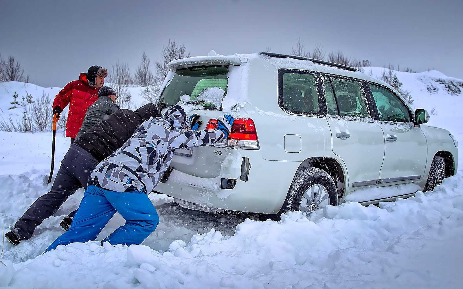 Полный привод зимой. Автомобиль забуксовал в снегу. Машина застряла в сугробе. Машина зима. Толкают машину зимой.