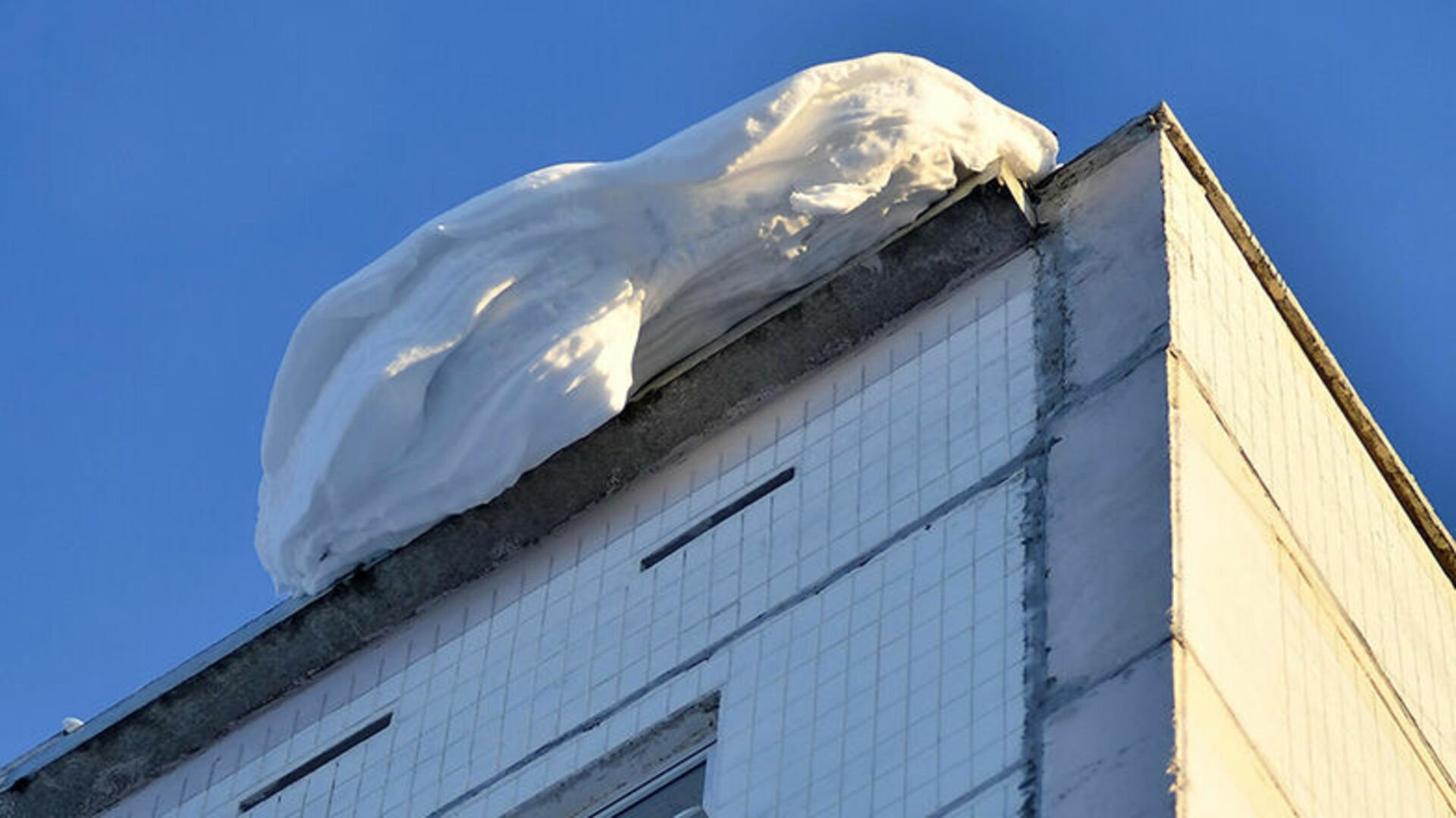 Как падает снег с крыши
