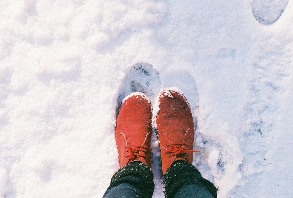 Ноги снежок. Ноги в снегу. Снег под ногами. Следы на снегу. Ноги в сугробе.