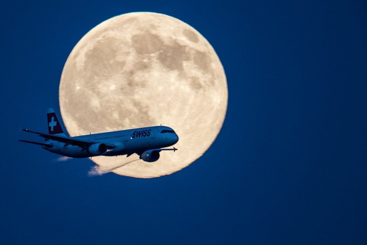 Сонник видеть самолет. Самолет и Луна. Ночной самолет. Самолет в ночном небе. Самолет на фоне Луны.