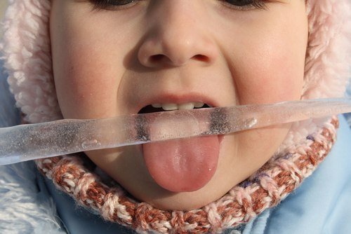 Облизывает сосульку