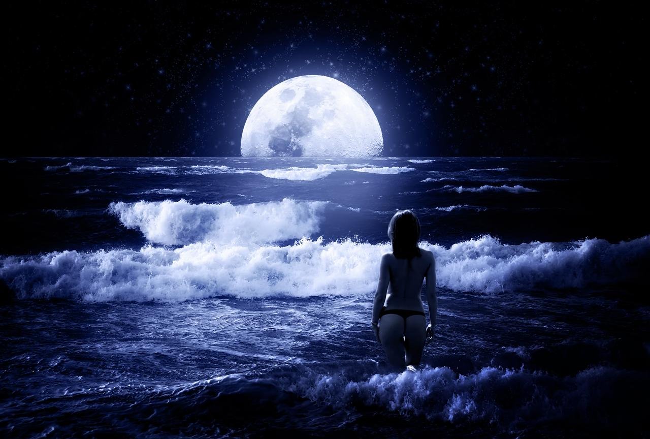 В тихую лунную ночку выйду. Море Луна девушка. Ночь Луна девушка. Девушка на фоне ночного моря. Девушка в ночном море.