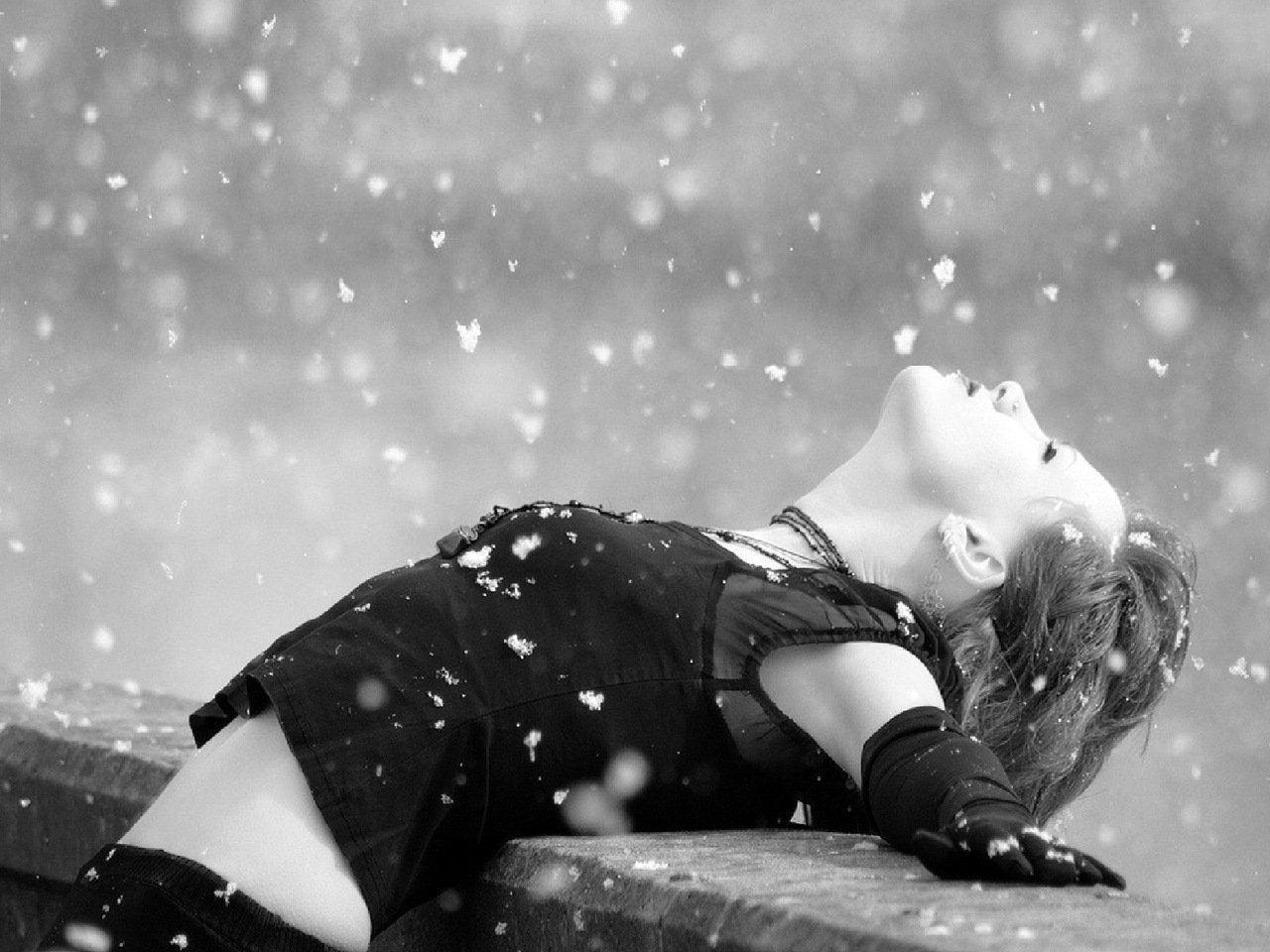 Там там падает снег. Девушка и падающий снег. Девушка в снегу. Девушка под снегом.