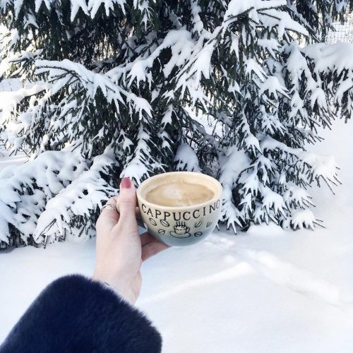 Чашка чая и снег за окном