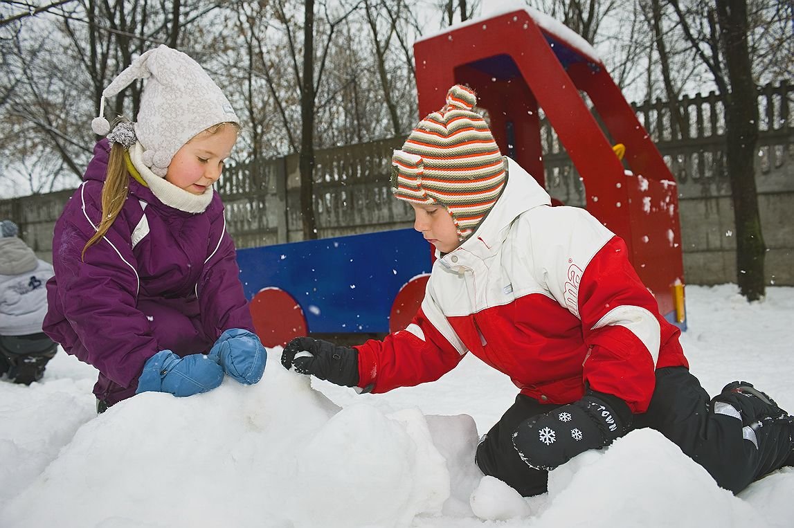 Что провести с детьми в марте. Зимняя прогулка в детском саду. Зимние игры в детском саду на улице. Снежные забавы для детей. Дети на прогулке зимой.