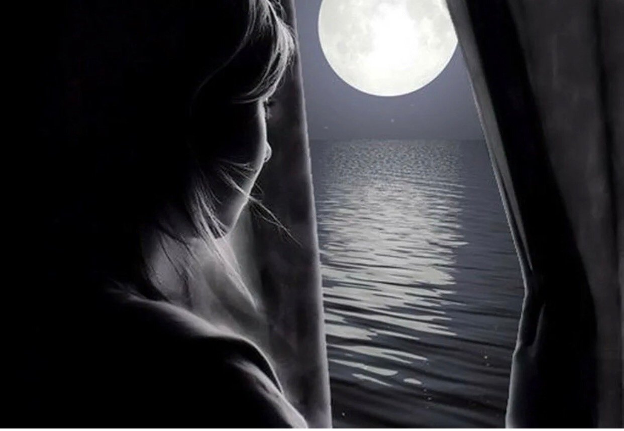 Вновь переставать. Луна в окне. Одиночество души. Девушка у окна Луна. Одиночество в ночи.